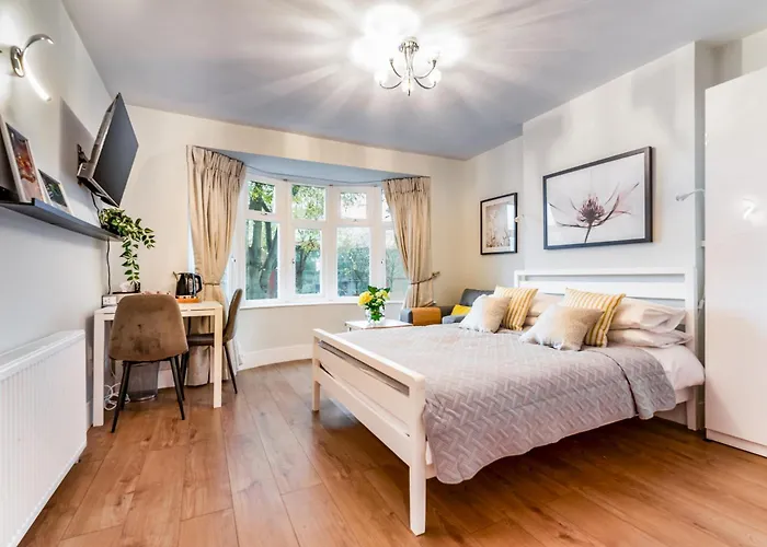 Charm Double En-Suite Bedroom 3